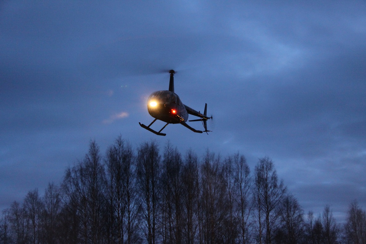 Kelikopteri kuvaamassa kaukolämpöverkkoa lämpökameralla