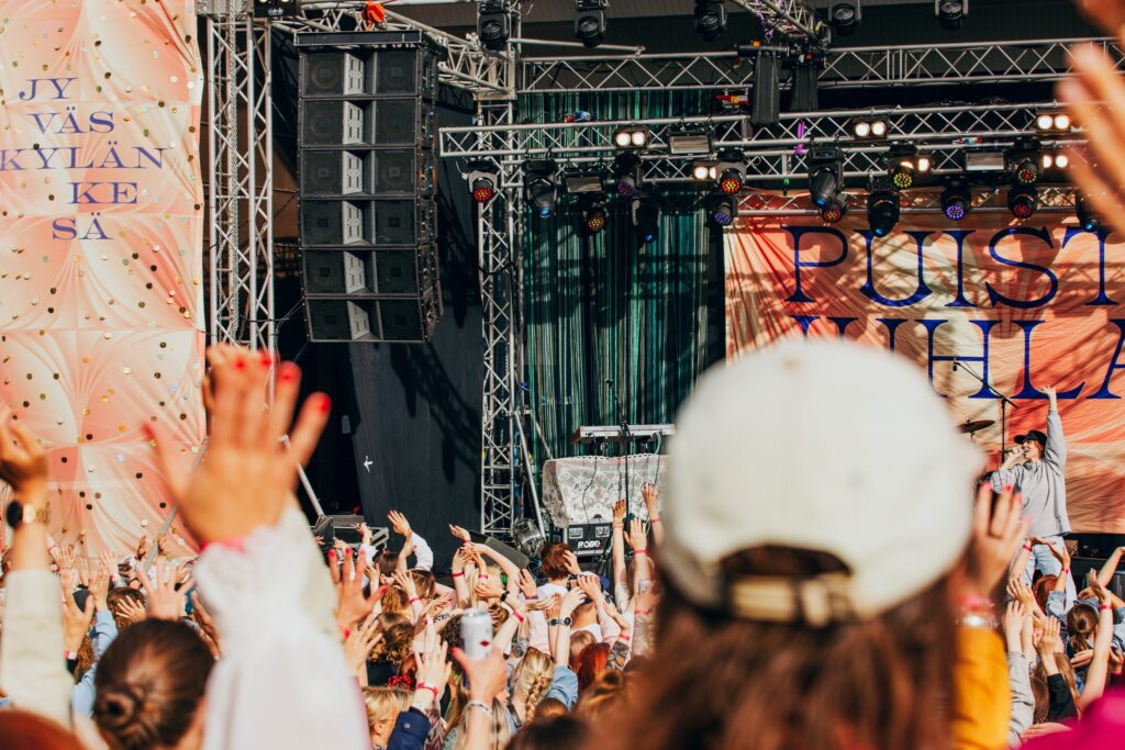 Puistojuhlat - Roosa-Maria Kauppila