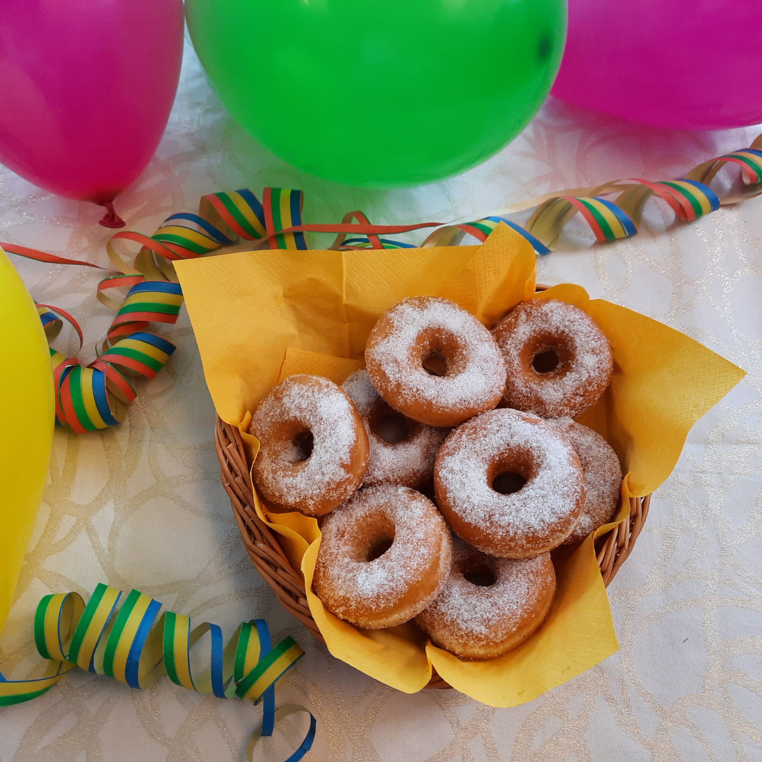 vappumunkit ja ilmapalloja pöydällä