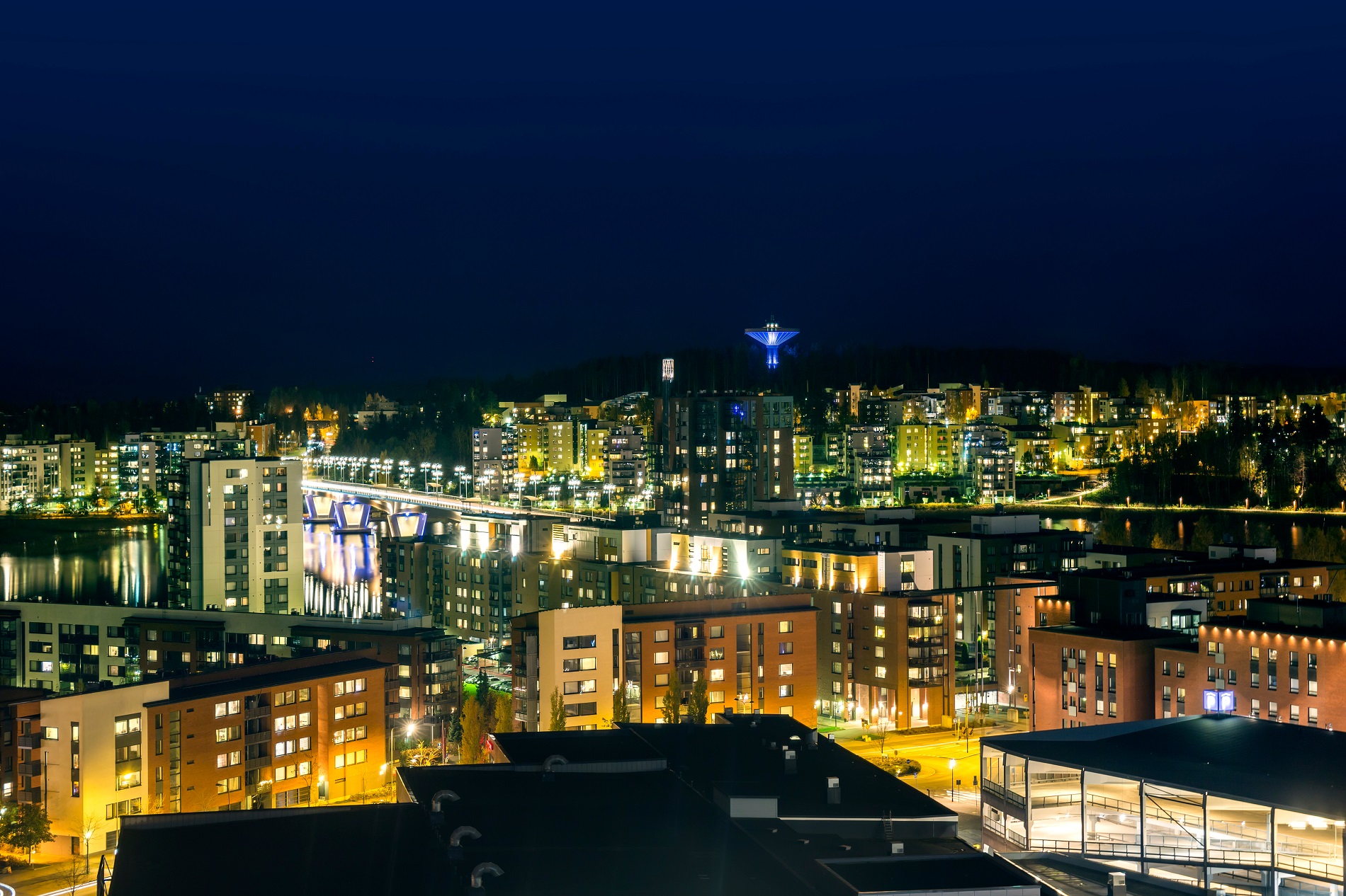 Yökuva Jyväskylästä. Kuvassa Kuokkalan silta, kerrostaloja ja taustalla Kuokkalan vesitorni.