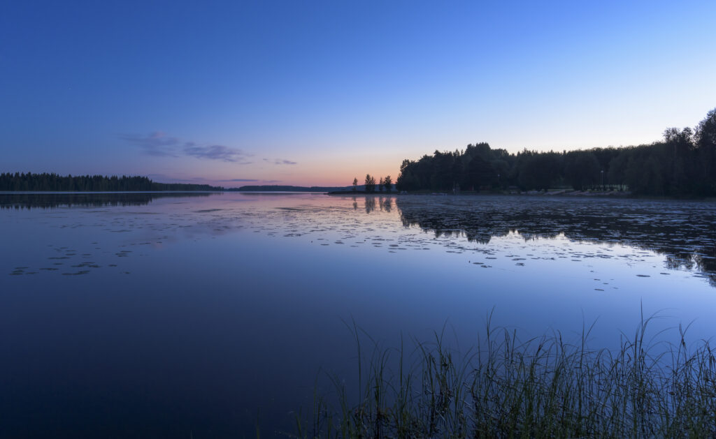 Sinertävä järvimaisema, kesäilta