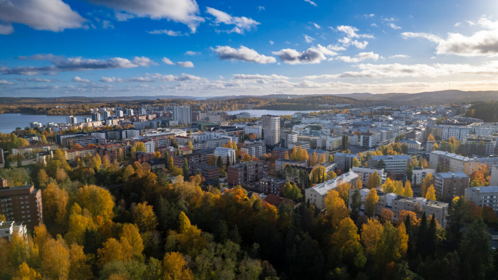 Dronekuva, keskellä kuvaa Puistotorni