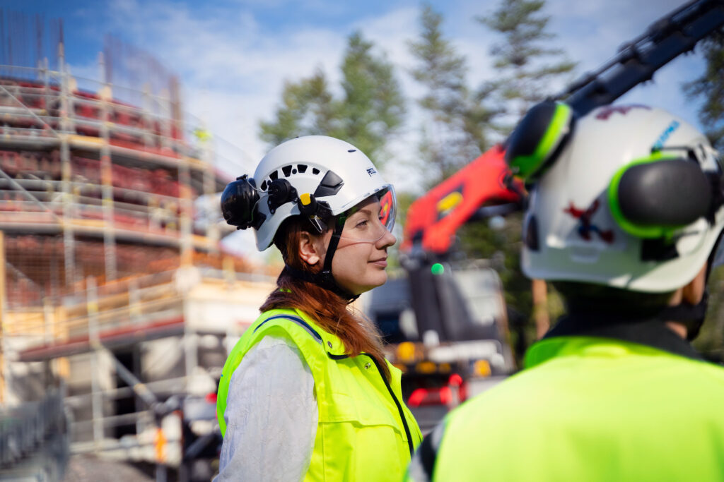 Projektipäällikkö työmaalla