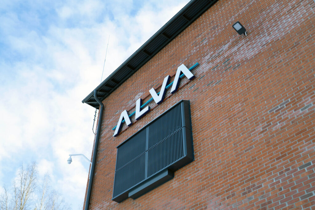 JSP Lämpöpumppulaitos, Alvan logo seinässä