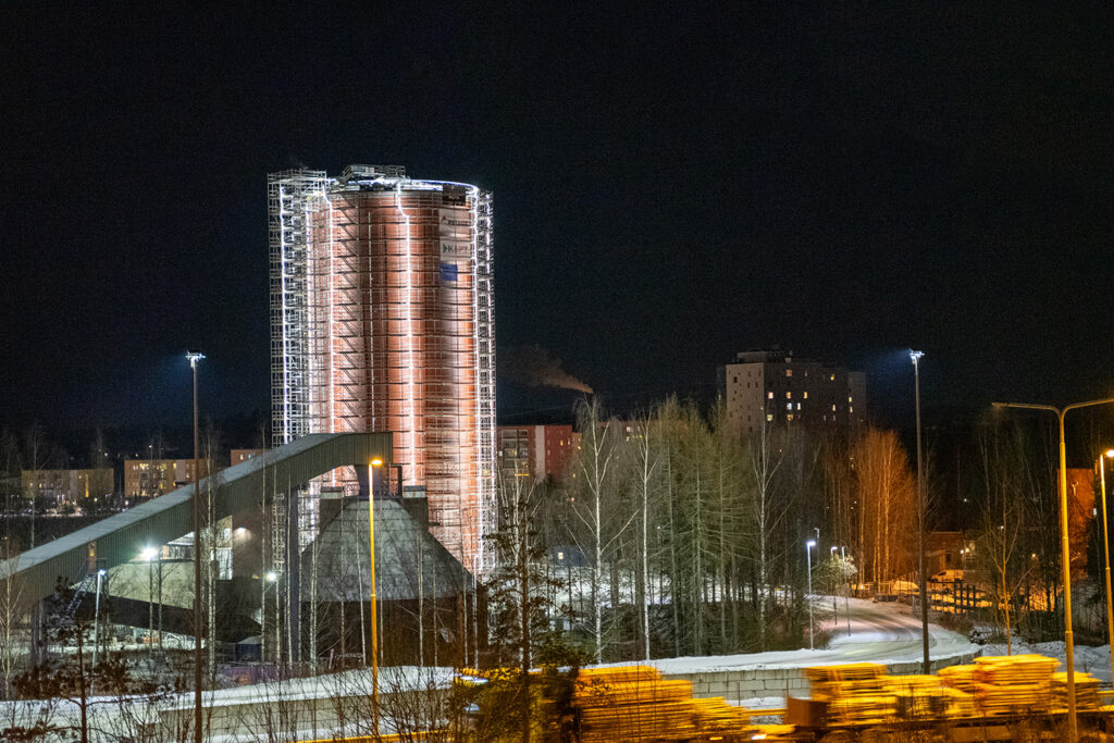 Rauhalahden kaukolämpöakku valaistu illalla