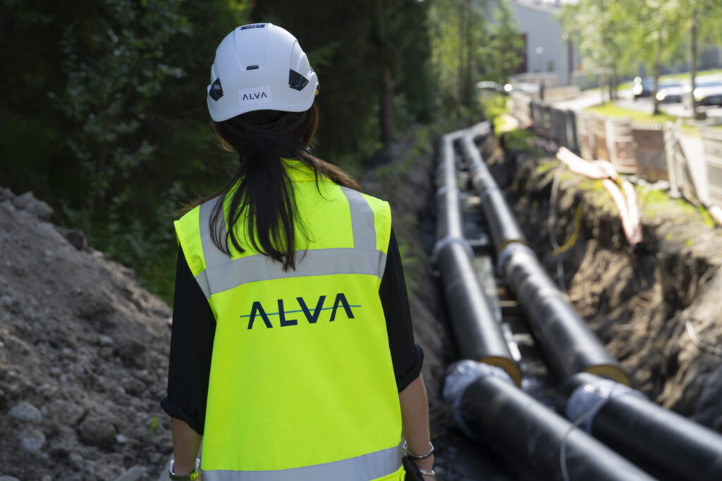 Alvan työntekijä kaukolämpötyömaalla