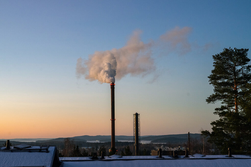 Rauhalahden voimalaitoksen piippu, talvinen maisema