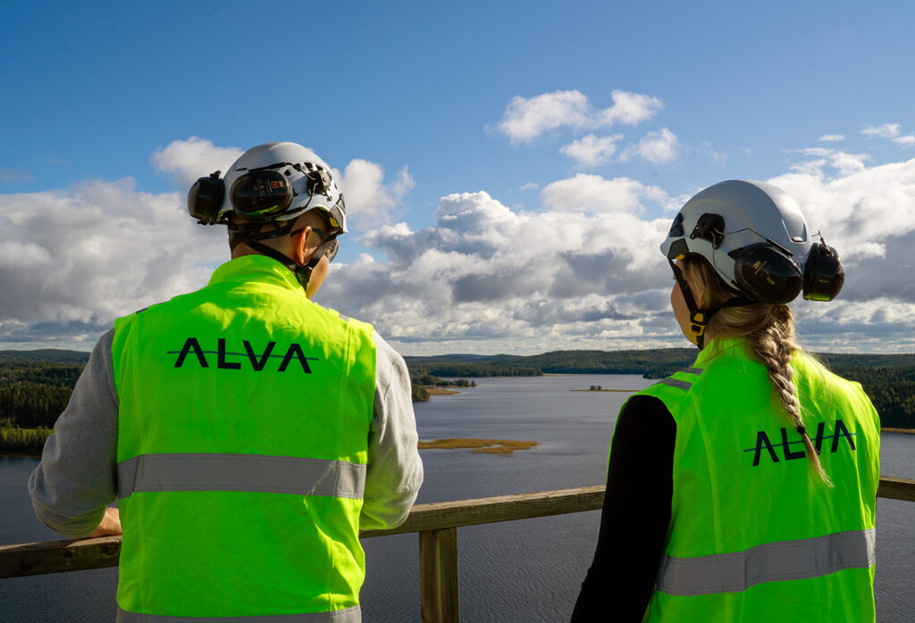 Alvan työntekijät Keljonlahden voimalaitoksen katolla, järvimaisema