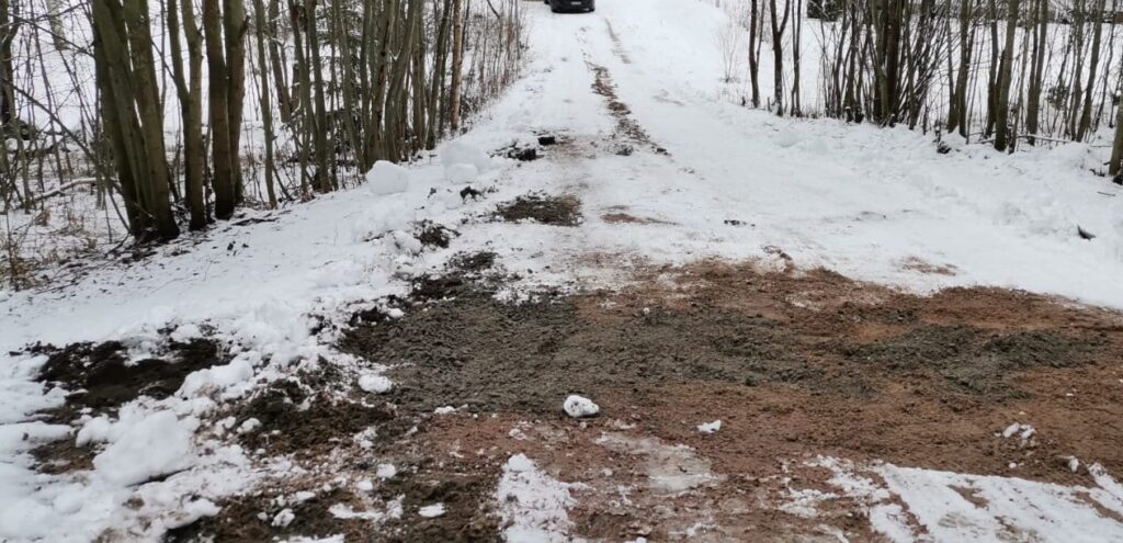 Kaukolämpövuoto. Sula kohta lumisessa maassa.