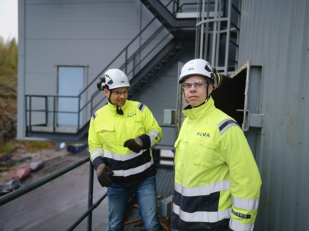 Kesätyöntekijä Lauri Seilonen (oik.) sekä Alvan turvallisuuspäällikkö Samuli Mäkinen Keljonlahden voimalaitoksella