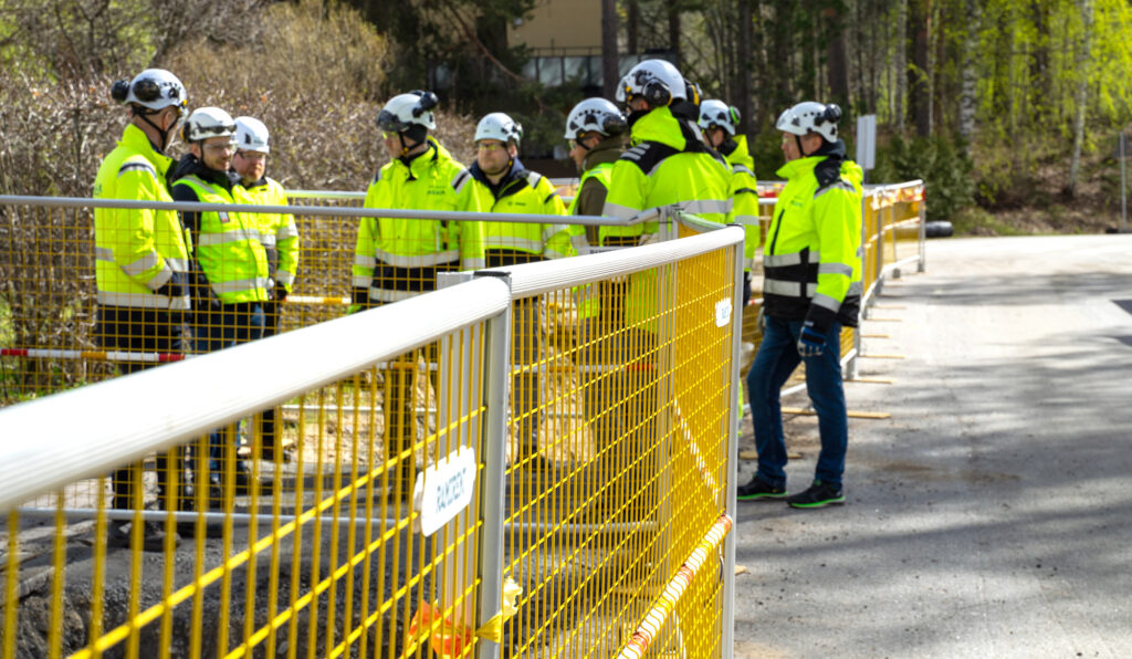 Alvan johto ja sopimusurakoitsijat turvallisuuskierroksella työmaalla.
