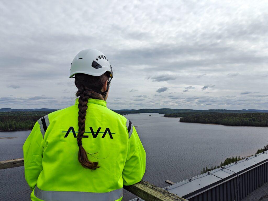 Alvan kesätyöntekijä katselee maisemia Keljonlahden voimalaitokselta.
