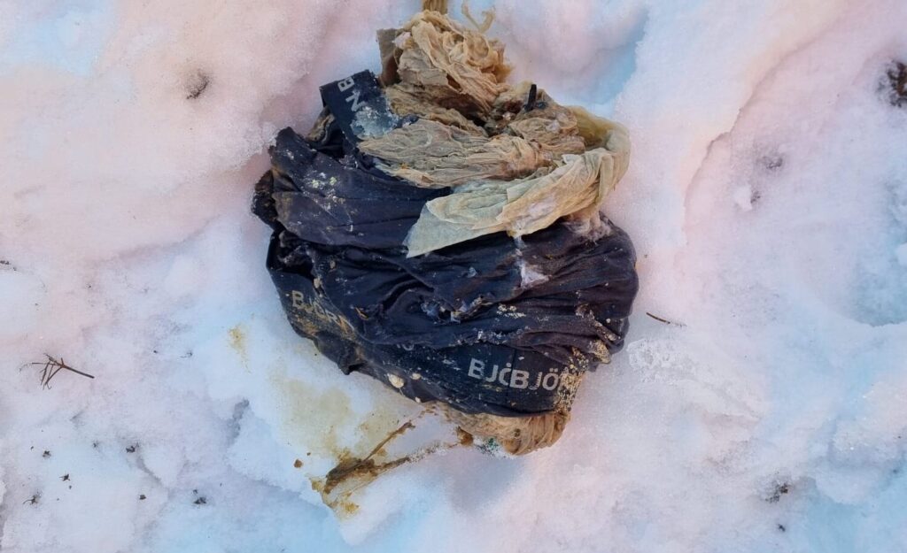 Viemäritukos, jossa kalsarit ja vessapaperia.