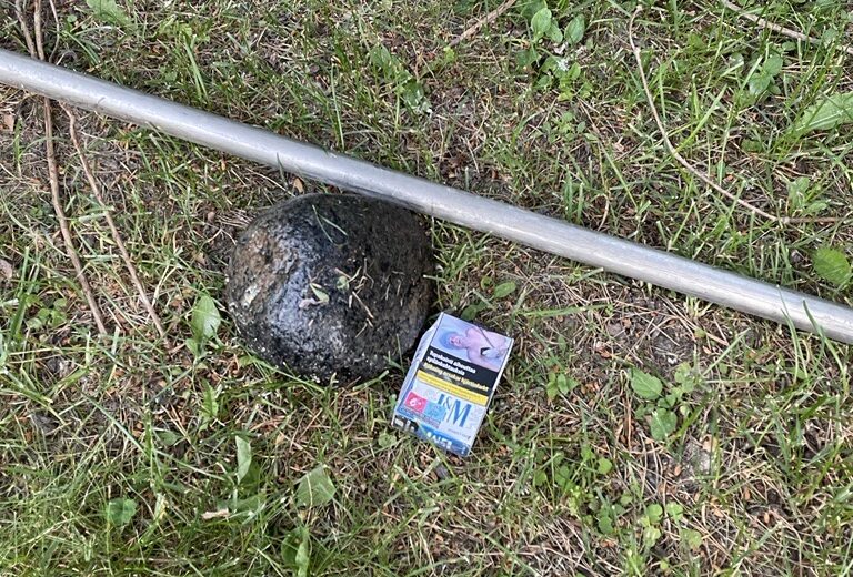 Viemäritukoksen aiheuttaneet kivi ja tupakka-aski.
